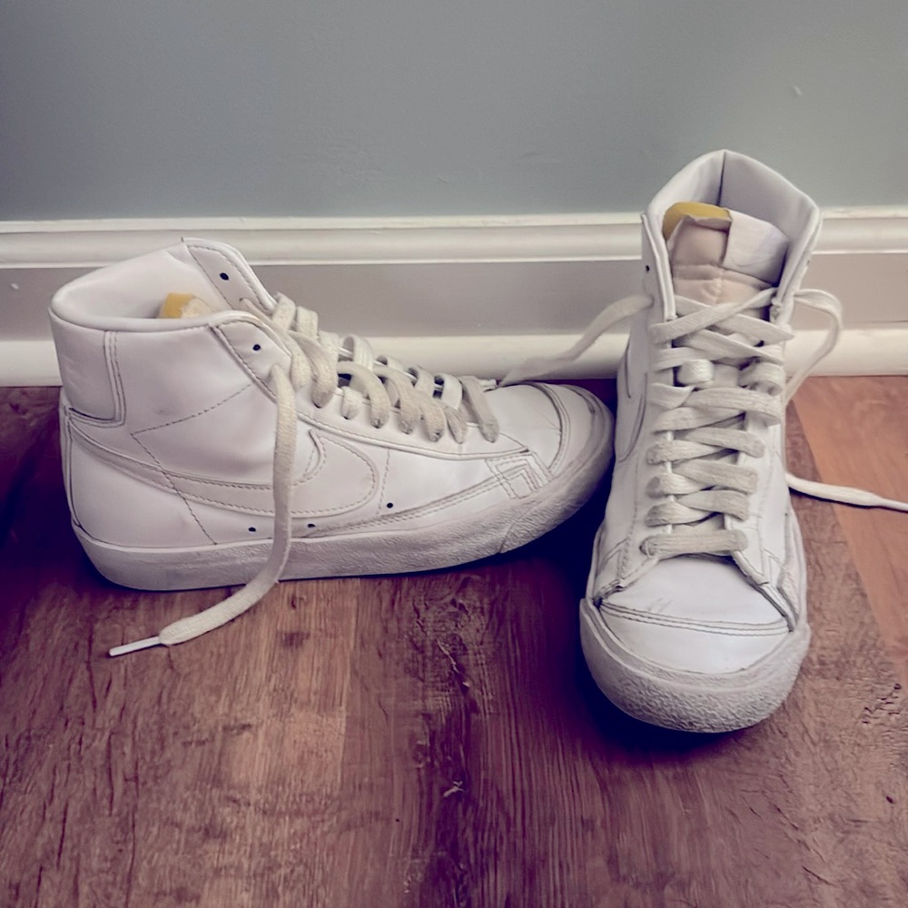 Nike Blazers (White with Yellow Foam on the tongue) Women’s 6/ Child’s 4